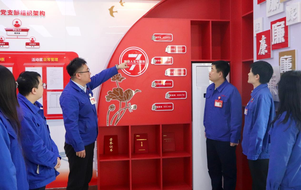 參觀黨員活動(dòng)室1.png