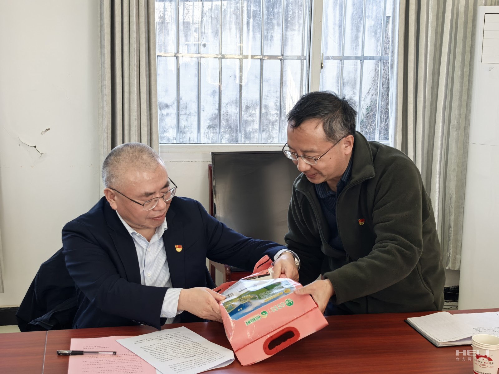 楊安國聽取駐村干部介紹消費(fèi)幫扶生態(tài)稻米.jpg 楊安國聽取駐村干部介紹消費(fèi)幫扶生態(tài)稻米.jpg